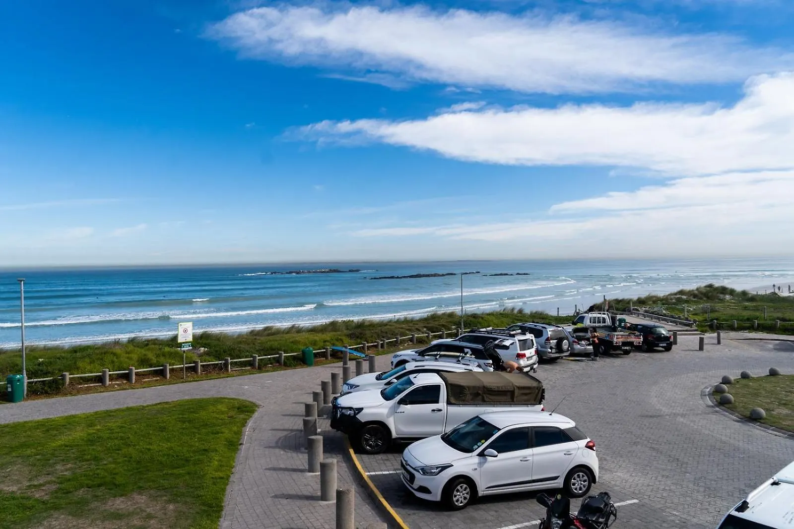 Modern Beachfront 2 Bed, 2 Bath- 143 Eden, Big Bay Bloubergstrand 0*,