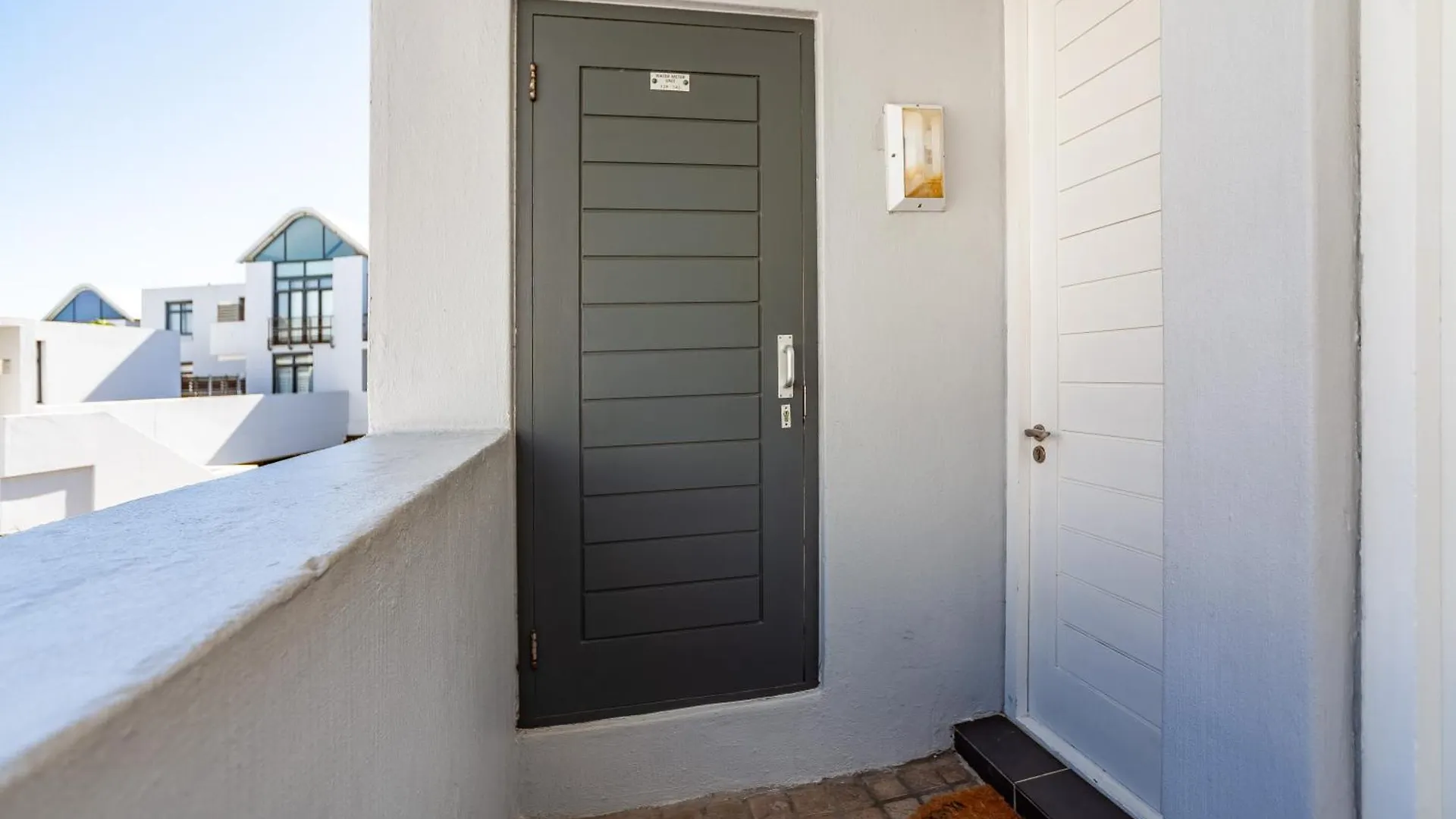 Modern Beachfront 2 Bed, 2 Bath- 143 Eden, Big Bay Bloubergstrand 0*,
