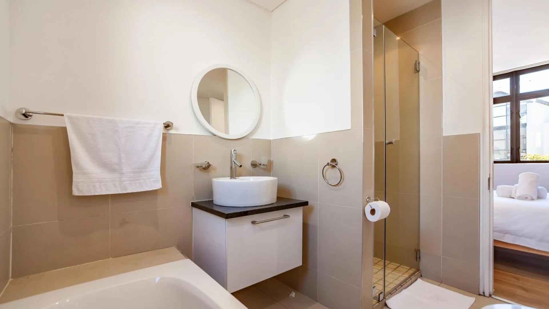 Modern Beachfront 2 Bed, 2 Bath- 143 Eden, Big Bay Bloubergstrand 0*,  Sudáfrica
