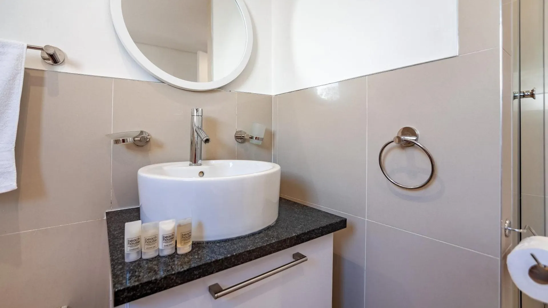 Modern Beachfront 2 Bed, 2 Bath- 143 Eden, Big Bay Bloubergstrand Apartamento