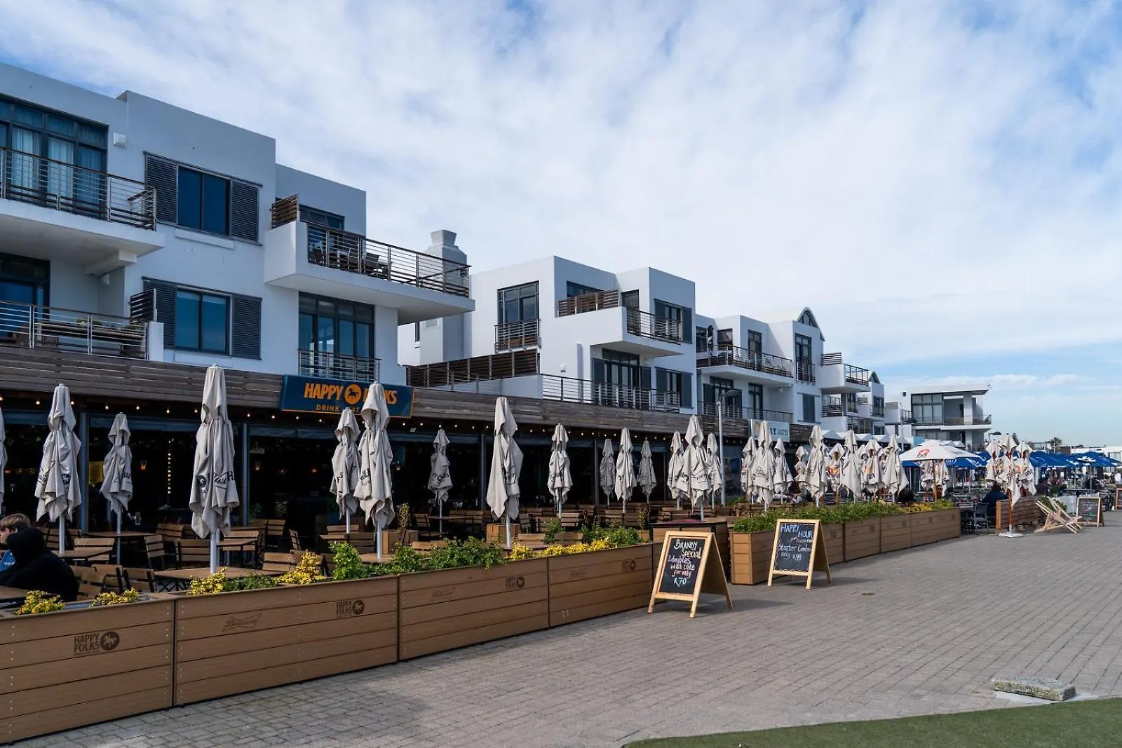 Modern Beachfront 2 Bed, 2 Bath- 143 Eden, Big Bay Bloubergstrand