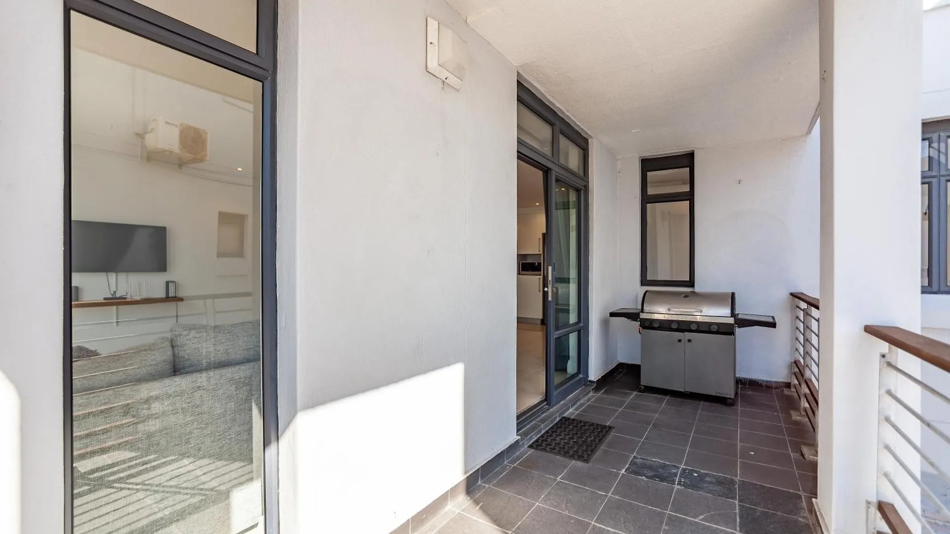 Modern Beachfront 2 Bed, 2 Bath- 143 Eden, Big Bay Bloubergstrand 0*,