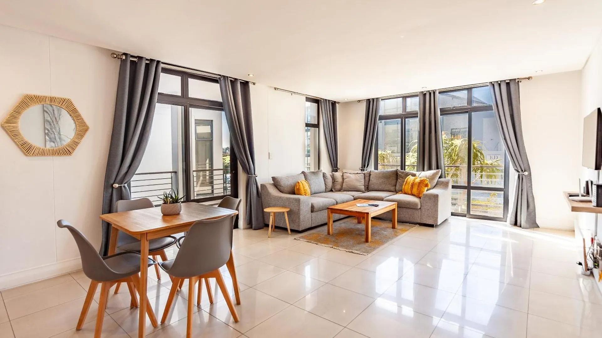 Modern Beachfront 2 Bed, 2 Bath- 143 Eden, Big Bay Bloubergstrand