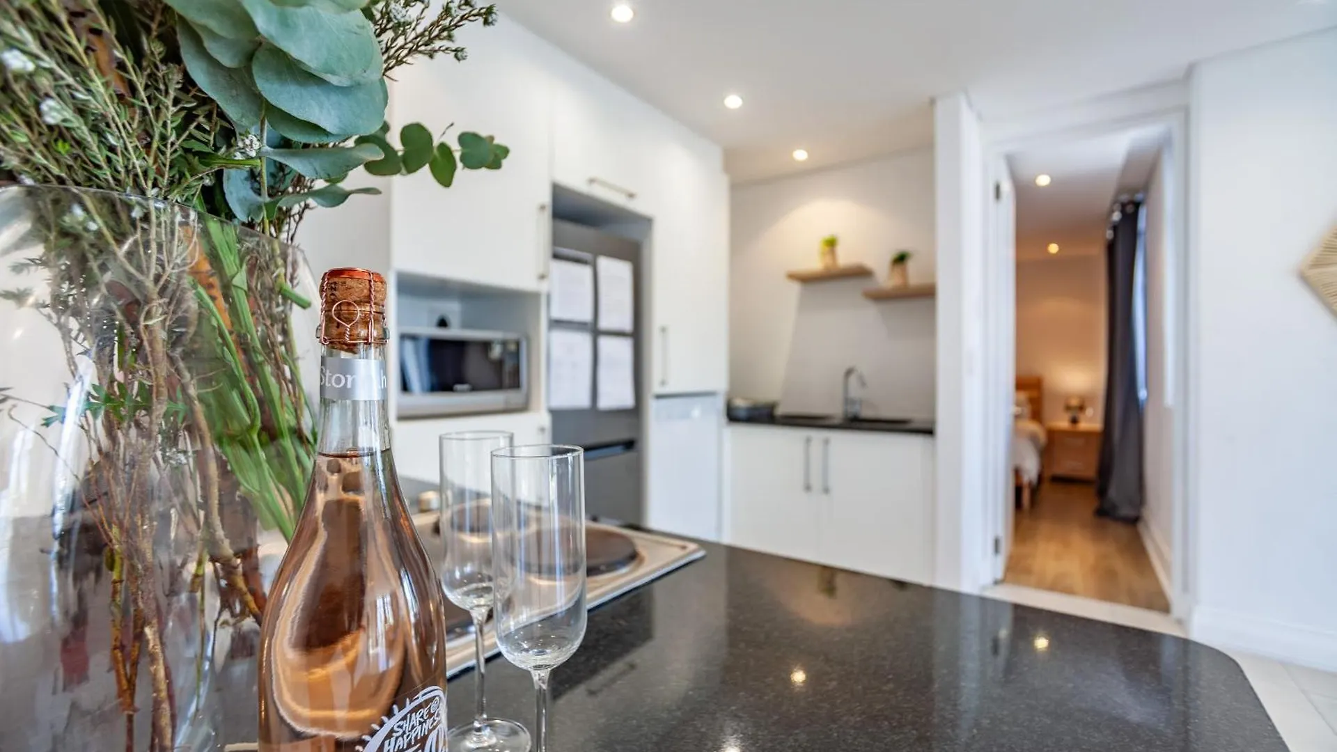 Modern Beachfront 2 Bed, 2 Bath- 143 Eden, Big Bay Bloubergstrand Sudáfrica