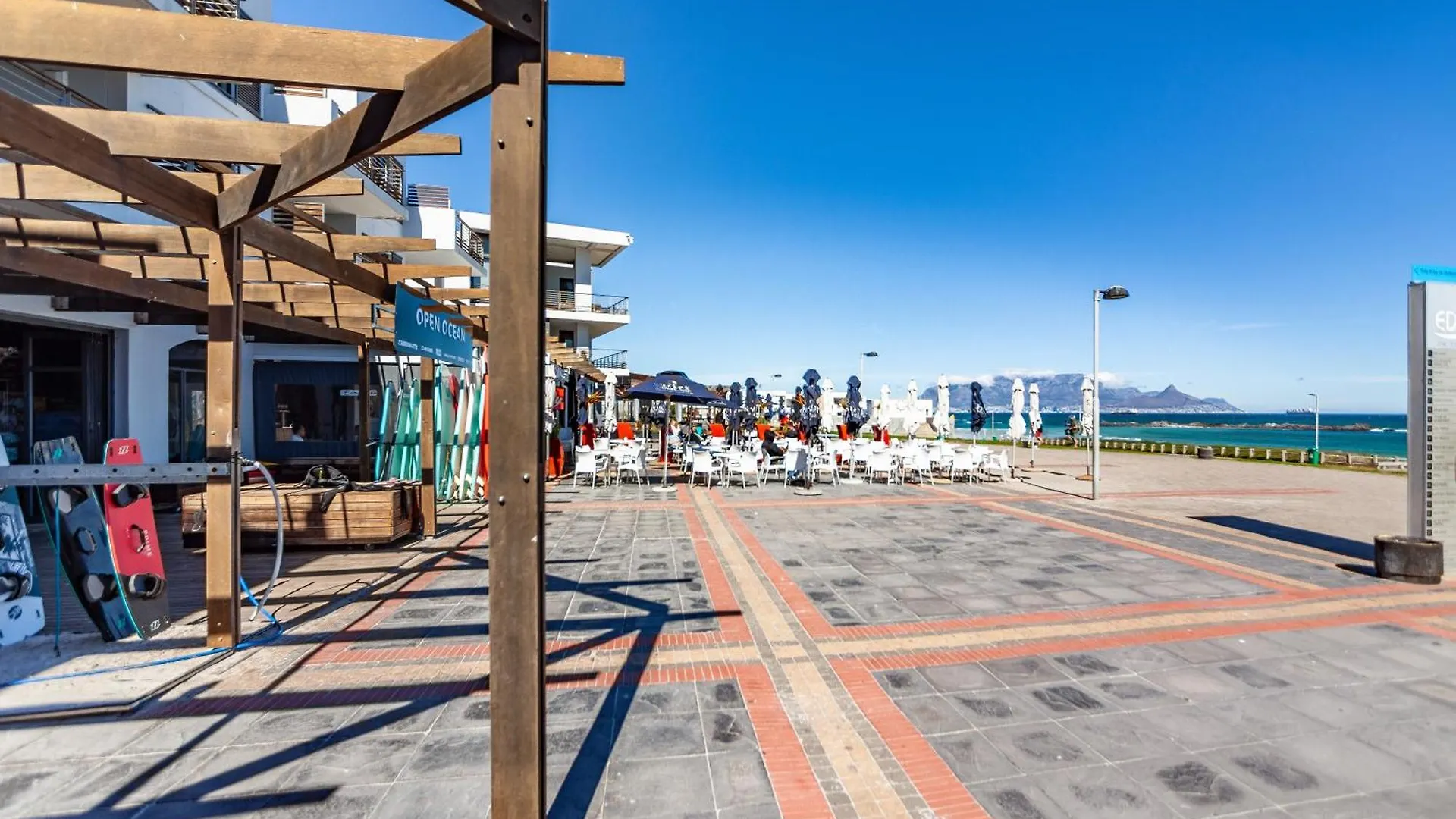 Modern Beachfront 2 Bed, 2 Bath- 143 Eden, Big Bay Bloubergstrand